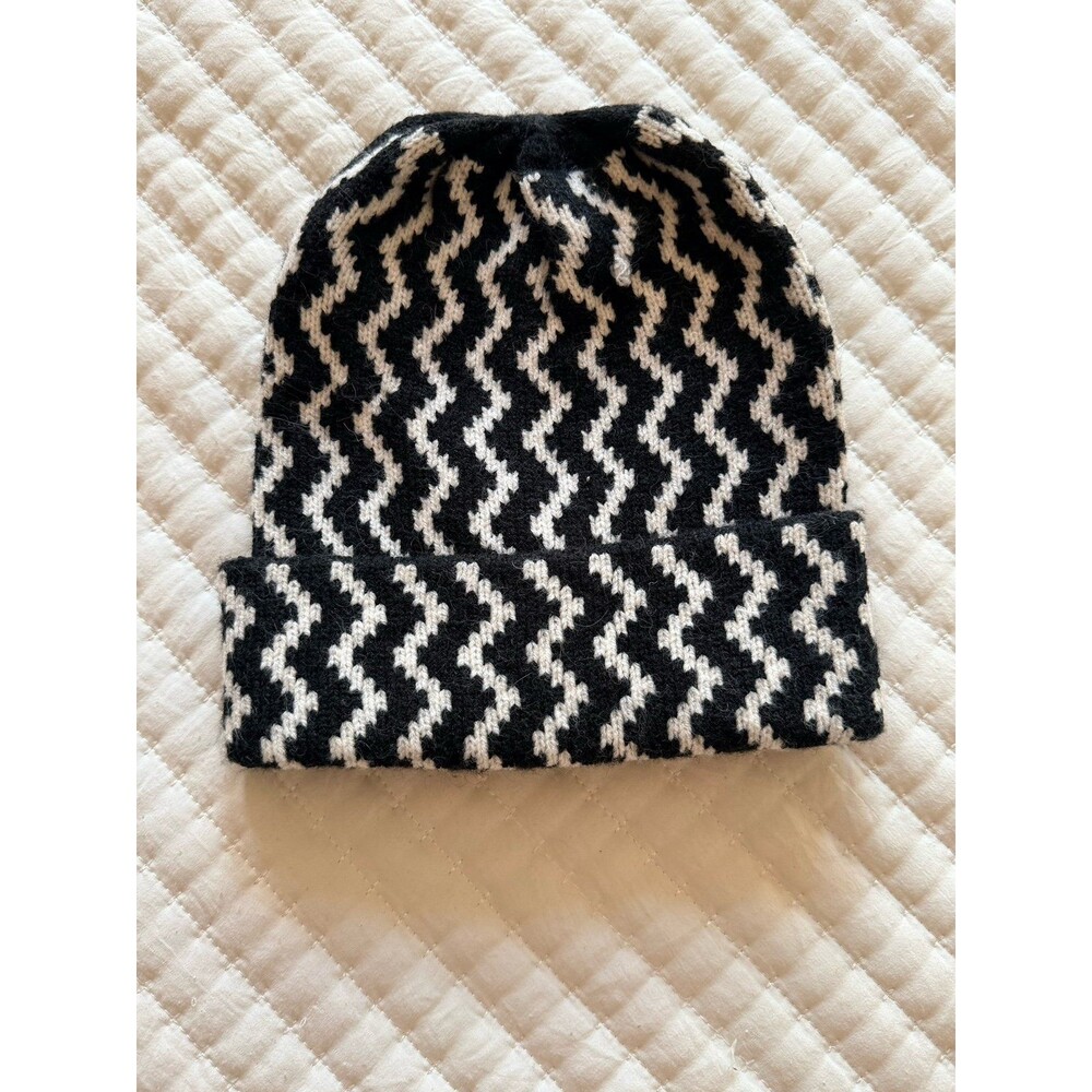 Black and White Geometric PatteBlack and White Geometric Pattern Knit Beanie Hat